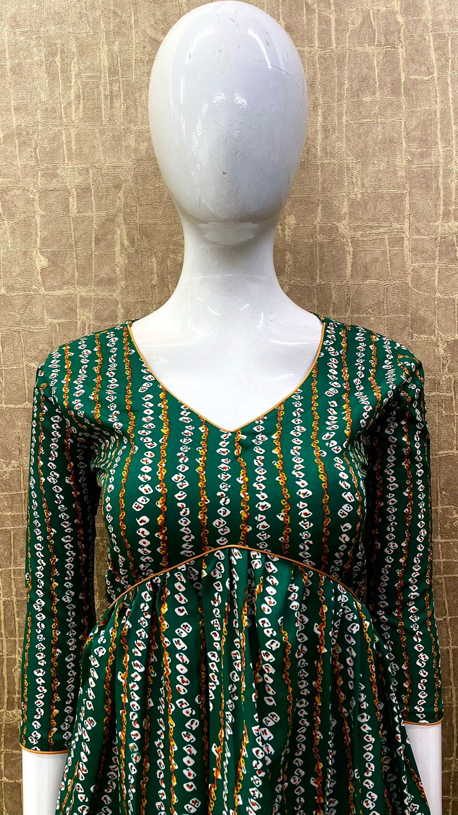 #TH77 / Printed crape fabric / Alia Cut / Dark Green — Full Size Set